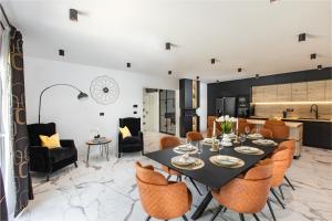 ein Esszimmer und eine Küche mit Tisch und Stühlen in der Unterkunft Villa Luce in Podstrana