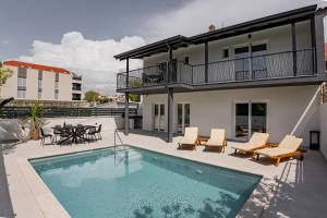 ein Haus mit Swimmingpool und Terrasse in der Unterkunft Villa Luce in Podstrana