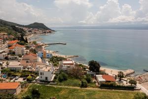 eine Stadt am Ufer eines Wasserkörpers in der Unterkunft Villa Luce in Podstrana