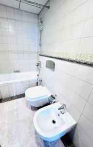 un bagno con lavandino, WC e vasca di Bright and Modern Condo in Dubai Marina a Dubai