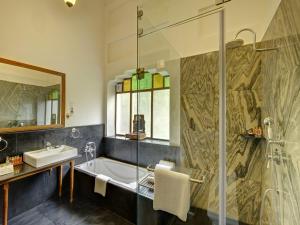 Saraca Hotel Lucknow的一间浴室