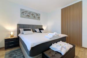 En eller flere senge i et værelse på Apartman Mia