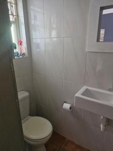 ein Badezimmer mit Toilette und Waschbecken in der Unterkunft Jamieson Hide Away in Simonʼs Town