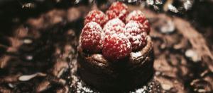 una torta al cioccolato con lamponi sopra di The Blackpine Hotel - Small Luxury Hotels a Escaldes-Engordany