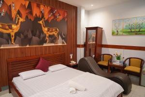 Un dormitorio con una cama y un mural de jirafa. en Khách Sạn Khánh Vy Airport TSN - Cổng Nhà Ga T3, en Ho Chi Minh 37 fotos más