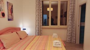 a bedroom with a bed with two towels on it at Le Case di Ale - Via Posidonia - Holidayhome in Salerno in Salerno