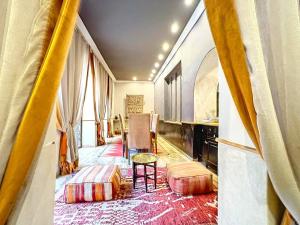 Postel nebo postele na pokoji v ubytování riad kasbah privilège and spa