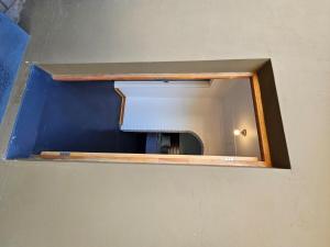 a mirror in a room with a ceiling at Longe De Casa in Colesberg