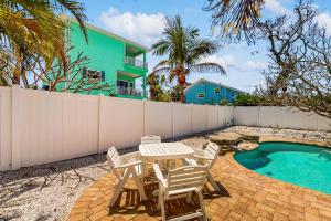 Bassein majutusasutuses Sea's The Day või selle lähedal