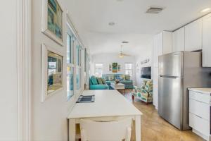 Köök või kööginurk majutusasutuses Sea's The Day