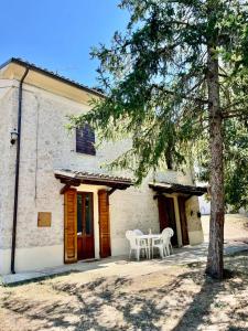 Casa Giuliani في كامبيلو سول كليتونو: طاولة وكراسي أمام المبنى