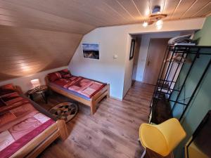 Habitación en el ático con 2 camas y escalera en Altes Brauhaus Steinbach, en Steinbach