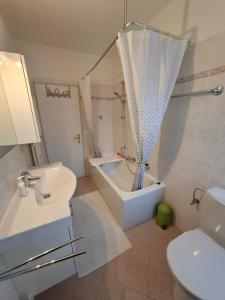 a bathroom with a tub and a sink and a toilet at Appartamento 3,5 locali a Figino in Figino +24 photos