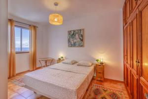 Ένα ή περισσότερα κρεβάτια σε δωμάτιο στο Oceanview Retreat 50m to Beach with Sunset Terrace and Ensuite