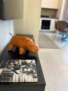 un chien en bois assis sur une table dans l'établissement Happy Hippo Apartment, à Sirmione