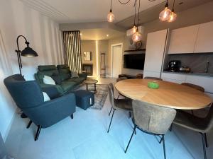 un salon avec une table et un canapé dans l'établissement Happy Hippo Apartment, à Sirmione 24 autres photos