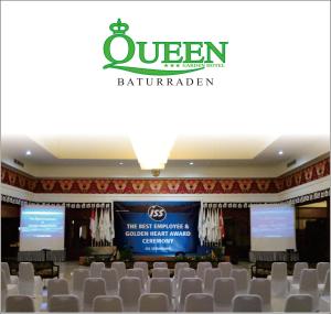 峇圖拉登的住宿－皇后花園酒店，一间会议室,配有白色的椅子和屏幕