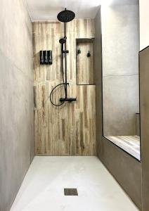 bagno con doccia e specchio di Balarm54 a Palermo Altre 18 foto