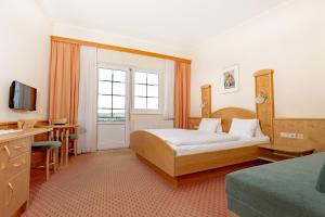 A bed or beds in a room at Panoramahof Ziegler