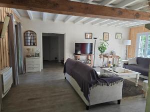 Μια τηλεόραση ή/και κέντρο ψυχαγωγίας στο maison au calme avec piscine