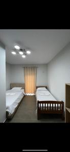 Voodi või voodid majutusasutuse Raja Hotel Fierze toas