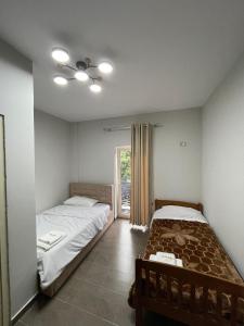 Voodi või voodid majutusasutuse Raja Hotel Fierze toas +14 fotot