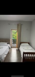 Voodi või voodid majutusasutuse Raja Hotel Fierze toas
