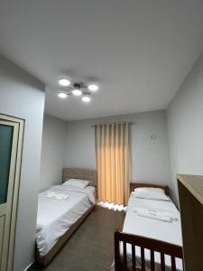Voodi või voodid majutusasutuse Raja Hotel Fierze toas