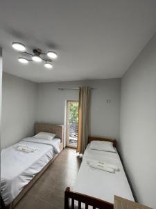 Voodi või voodid majutusasutuse Raja Hotel Fierze toas