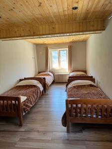 Voodi või voodid majutusasutuse Raja Hotel Fierze toas