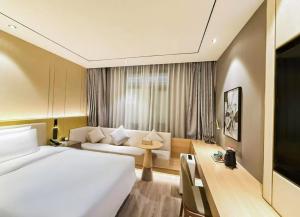 Voodi või voodid majutusasutuse Crystal Orange Hotel Shanghai Hongqiao Hub Railway Station toas