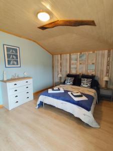 ein Schlafzimmer mit einem Bett und einer weißen Kommode in der Unterkunft Le Domaine de Laurolie in Gaujacq + 56 Fotos