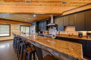 een keuken met een groot eiland met barkrukken bij Big Timber Lodge in Broken Bow +88 foto's