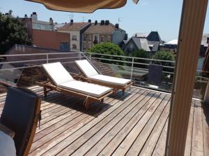 two lounge chairs on a deck on a roof at Appartement-terrasse parking privé Meublé de Tourisme 4 étoiles in Belfort