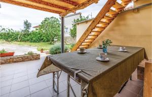 Awesome Apartment In Liznjan With Wifi في ليجيان: طاولة مع أكواب وصحون على الفناء