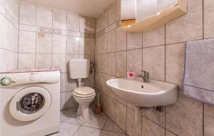 Ein Badezimmer in der Unterkunft Awesome Apartment In Liznjan With Wifi