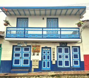 Un edificio con un balcón en la parte superior. en Apartahotel La Gruta, en Jericó