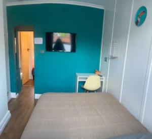 TV a/nebo společenská místnost v ubytování Nice bedroom close to the train station and the city centre
