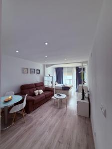 贝尼多姆Las Damas Piso18的客厅里有一张沙发和一张桌子。