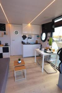 Alghero Houseboat Seabreeze 2的厨房或小厨房