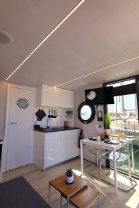 Alghero Houseboat Seabreeze 2的厨房或小厨房