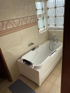 Un baño de Entebbe Residence