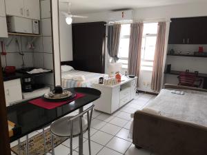 een kleine kamer met een keuken en een slaapkamer bij Loft completo na Asa Sul próximo da P Federal ENAP LBV Aeroporto CASV , Rodov Interestadual e academia da PM in Brasilia