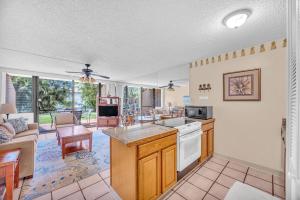 Kuchyň nebo kuchyňský kout v ubytování Maui Vista 1121