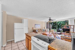 Kuchyň nebo kuchyňský kout v ubytování Maui Vista 1121