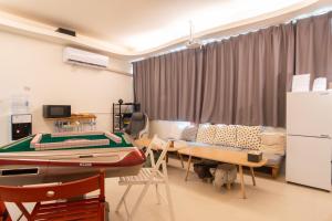 une pièce avec un canapé et une table avec un bateau dessus dans l'établissement 旅人之宿Traveler Inn依預定人數開放房間數, à Hualien