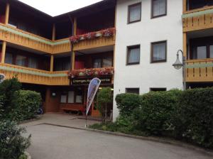 um edifício com uma prancha de surf à frente em Chiemgau Apartments II (Schuhbaum) em Inzell