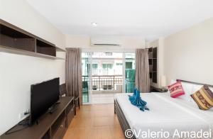 une chambre d'hôtel avec un lit et une télévision dans l'établissement Phuket Villa Patong Beach by PHR, à Patong Beach