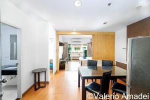 une cuisine et une salle à manger avec une table et des chaises dans l'établissement Phuket Villa Patong Beach by PHR, à Patong Beach