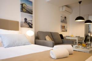 バレンシアにあるPoeta Llombart Apartmentのリビングルーム(ベッド1台、ソファ付)